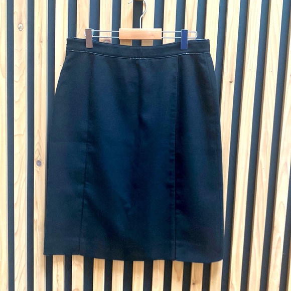 Tory Burch Dresses & Skirts - Tory Burch Black knee length Skirt with patent piping.